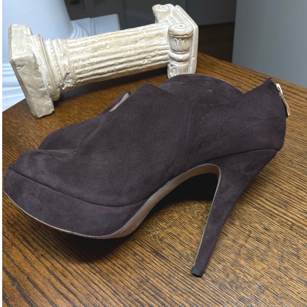 Vince Camuto Dark Brown Suede Peep Toe Platform Booties Gold Back Zip Heels 9B * - Picture 16 of 16